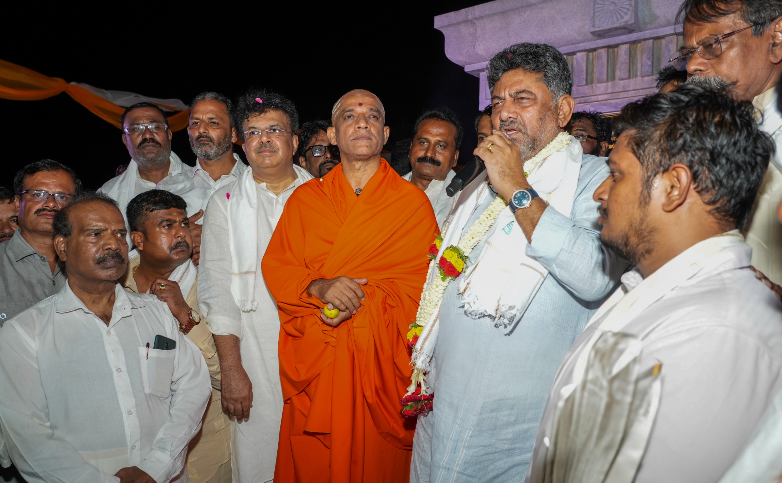 ಅದ್ದೂರಿಯಾಗಿ ಸಾಗಿದ ಬೆಂಗಳೂರಿನ ಐತಿಹಾಸಿಕ ಬಂಡಿದೇವರ ಉತ್ಸವ