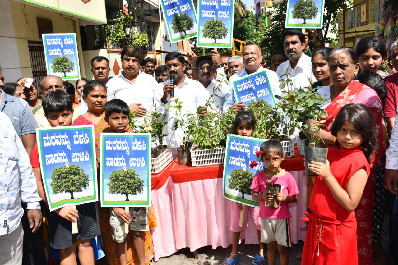 ವಿಶ್ವಪರಿಸರ ದಿನಾಚರಣೆ: ಪರಿಸರ ಸ್ನೇಹಿ ಗಿಡ ನೆಡುವ ಕಾರ್ಯಕ್ರಮ, ಅಲಂಕಾರಿಕ ಸಸಿಗಳ ವಿತರಣೆ 