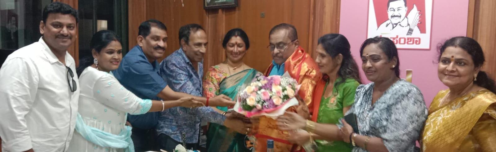 ಹಂಸಲೇಖರಿಗೆ ಶುಭಕೋರಿದ ಚಲನಚಿತ್ರ ಪೋಷಕ ಕಲಾವಿದರ ಸಂಘದ ಪದಾಧಿಕಾರಿಗಳು ಹಂಸಲೇಖರಿಗೆ ಶುಭಕೋರಿದ ಚಲನಚಿತ್ರ ಪೋಷಕ ಕಲಾವಿದರ ಸಂಘದ ಪದಾಧಿಕಾರಿಗಳು