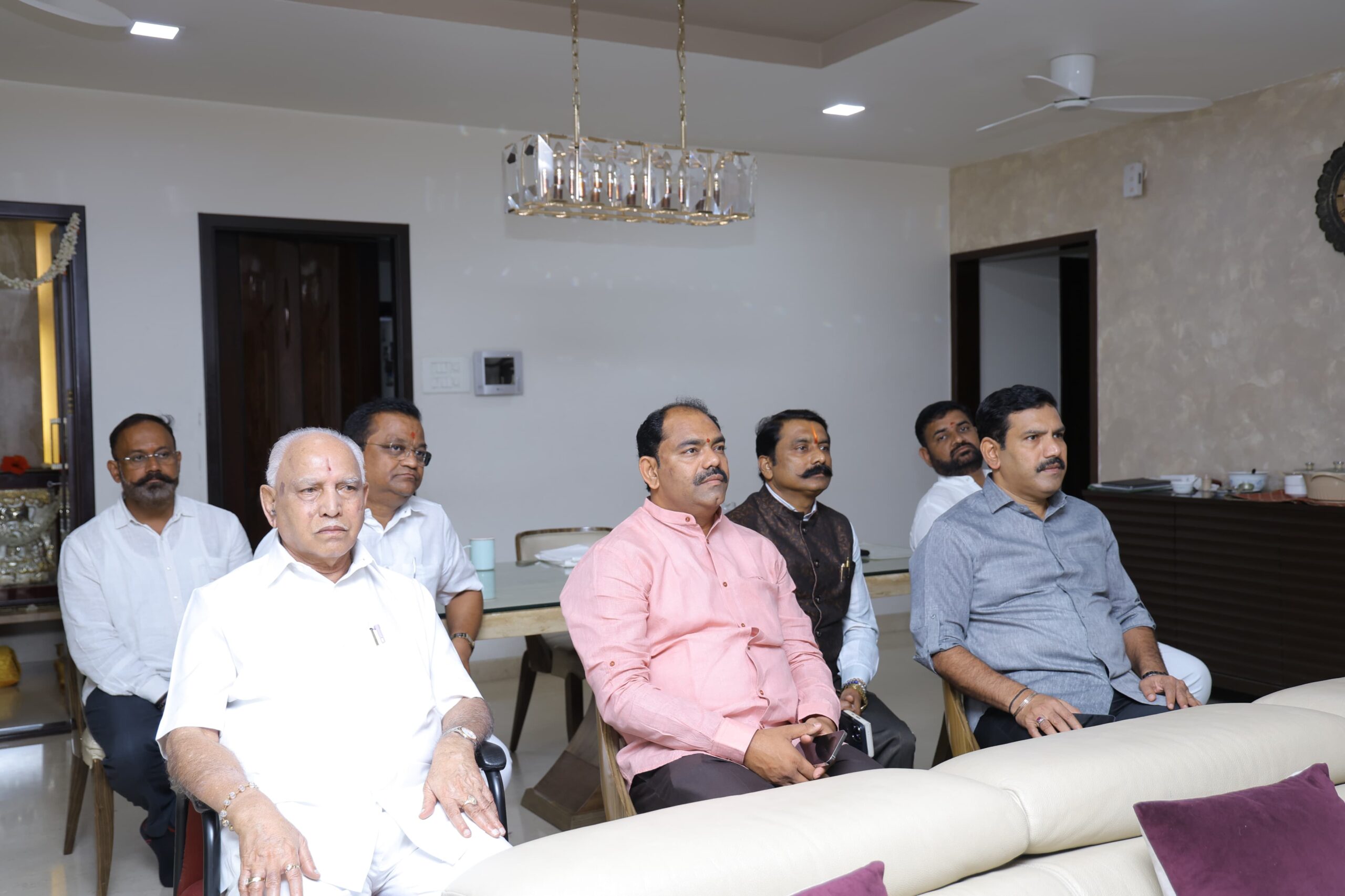 ಪ್ರಧಾನಮಂತ್ರಿ ನರೇಂದ್ರ ಮೋದಿಯವರ ಮನ್ ಕಿ ಬಾತ್ ವೀಕ್ಷಿಸಿದ ಯಡಿಯೂರಪ್ಪ ಮತ್ತಿತರರು ಪ್ರಧಾನಮಂತ್ರಿ ನರೇಂದ್ರ ಮೋದಿಯವರ ಮನ್ ಕಿ ಬಾತ್ ವೀಕ್ಷಿಸಿದ ಯಡಿಯೂರಪ್ಪ ಮತ್ತಿತರರು