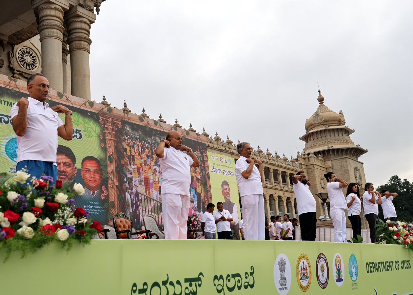 ಯೋಗಾಭ್ಯಾಸ ಮಾಡಿ ಆರೋಗ್ಯಕರ, ಶಾಂತಿಯುತ, ಸಮತೋಲಿತ ಜಗತ್ತನ್ನು ಸೃಷ್ಟಿಸೋಣ: ರಾಜ್ಯಪಾಲರು