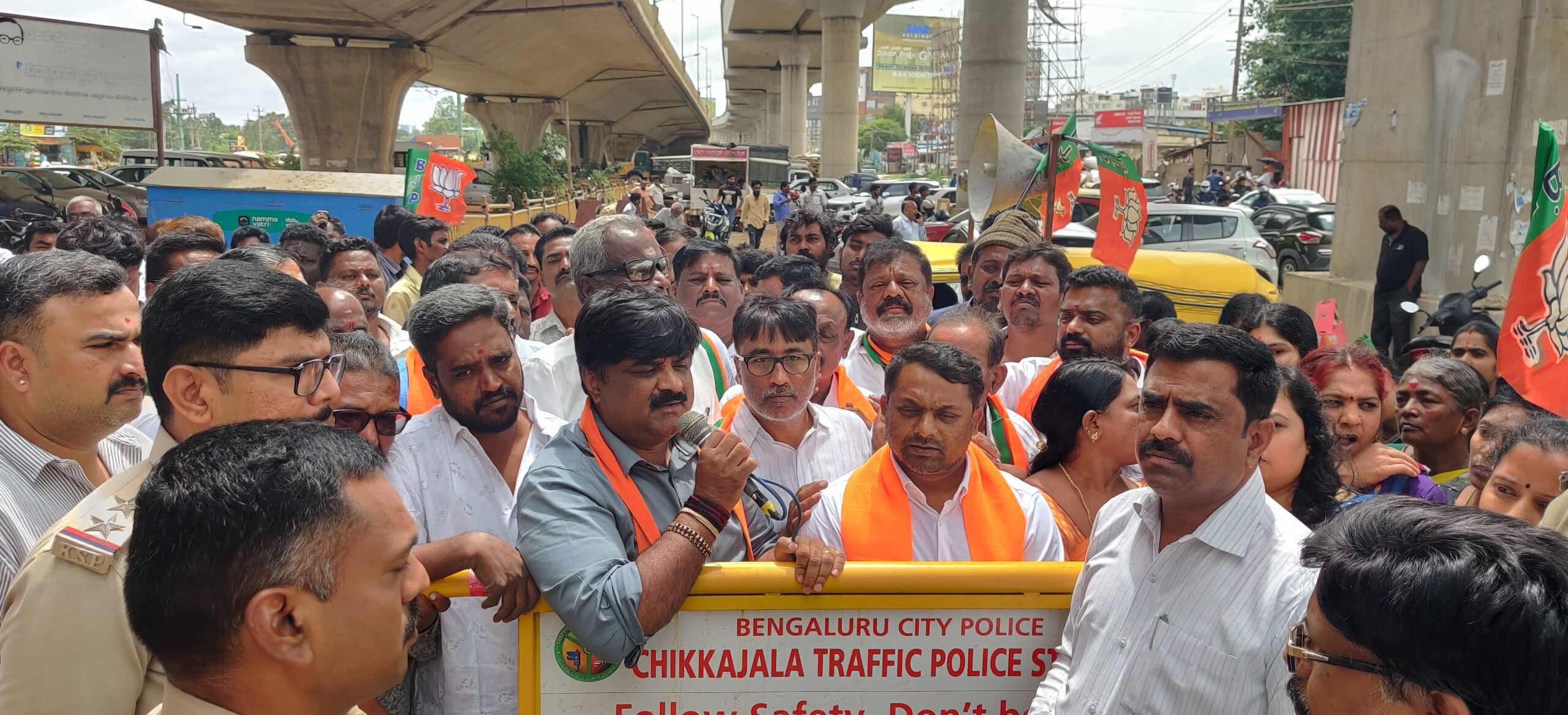 ವಿದ್ಯಾನಗರ ಕ್ರಾಸ್-ಉತ್ತನಹಳ್ಳಿ‌ ರಸ್ತೆ ರಾಜಕಾಲುವೆ ದುರಸ್ತಿ, ಸೂಕ್ತ ನಿರ್ವಹಣೆಗಾಗಿ ಒತ್ತಾಯಿಸಿ ಪ್ರತಿಭಟನೆ