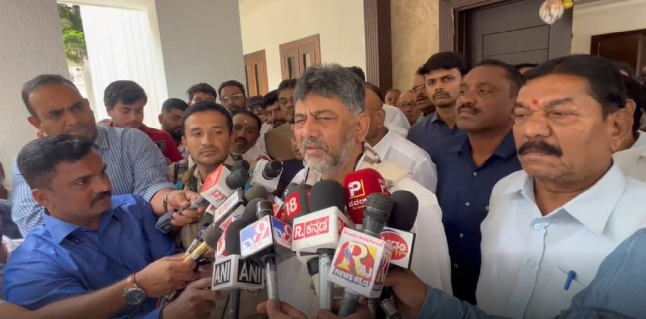 ಯೂರಿಯಾ ಕೊರತೆ: ಡಿಸಿಎಂ ಡಿಕೆ ಶಿವಕುಮಾರ್ ಕೇಂದ್ರ ಸರ್ಕಾರದ ವಿರುದ್ಧ ಗರಂ – ‘‘ಬಿಜೆಪಿ ನಮ್ಮ ವಿರುದ್ಧವಲ್ಲ, ಅವರ ವಿರುದ್ಧವೇ ಪ್ರತಿಭಟನೆ ಮಾಡಬೇಕು’’