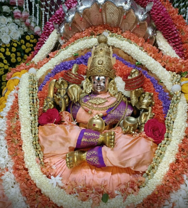 ಲಕ್ಷ್ಮೀ ಅಲಂಕಾರದಲ್ಲಿ ಕಂಗೊಳಿಸಿದ ನಾಡದೇವತೆ ಚಾಮುಂಡಿ ಲಕ್ಷ್ಮೀ ಅಲಂಕಾರದಲ್ಲಿ ಕಂಗೊಳಿಸಿದ ನಾಡದೇವತೆ ಚಾಮುಂಡಿ
