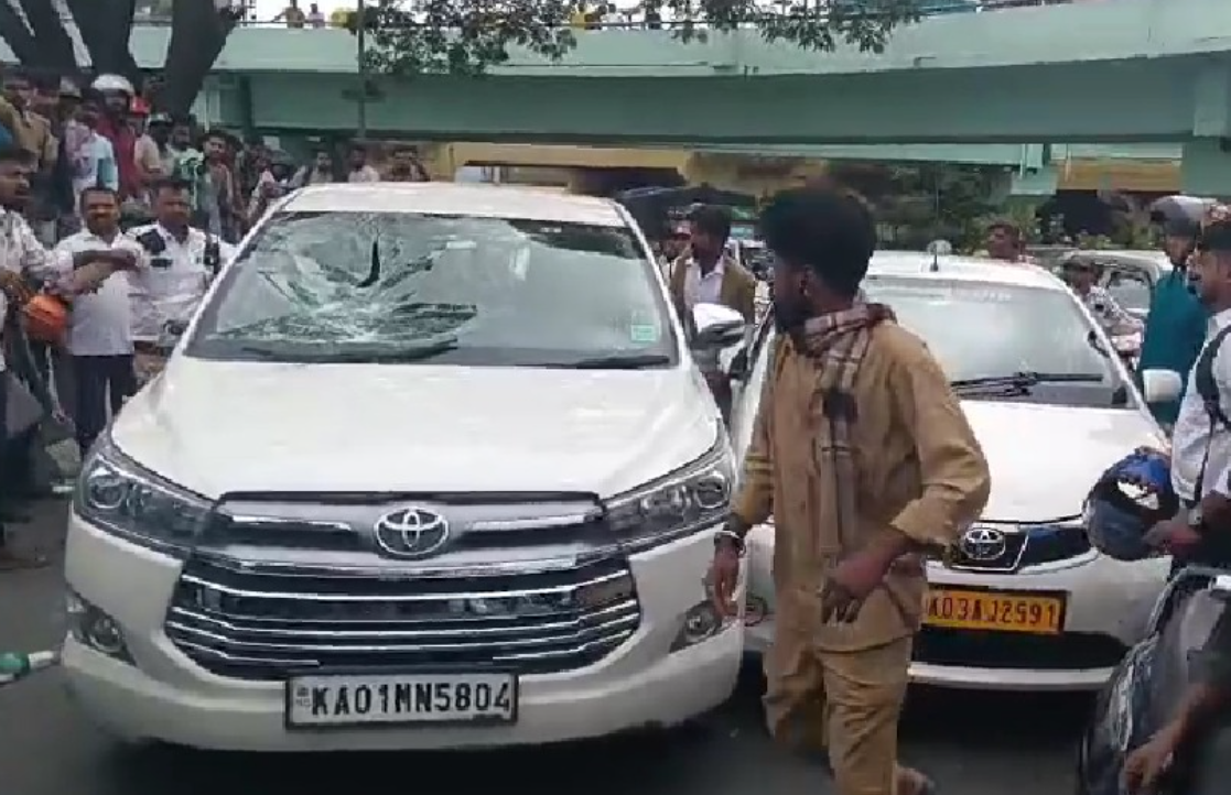 ನಡು ರಸ್ತೆಯಲ್ಲಿ ಮಚ್ಚು ತೋರಿಸಿ ಹಲ್ಲೆಗೆ ಮುಂದಾದ ಚಾಲಕ! ನಡು ರಸ್ತೆಯಲ್ಲಿ ಮಚ್ಚು ತೋರಿಸಿ ಹಲ್ಲೆಗೆ ಮುಂದಾದ ಚಾಲಕ!