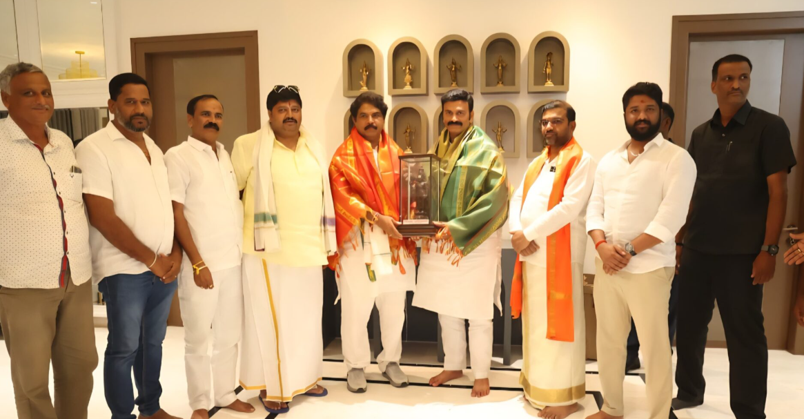 ವಿರೋಧ ಪಕ್ಷದ ನಾಯಕ ರಾಜಕೀಯೇತರ ವಿಚಾರದಿಂದ ಸುದ್ದಿಯಲ್ಲಿ – ಶೂ ಧರಿಸಿ ವಿಗ್ರಹ ಸ್ವೀಕಾರ ಚರ್ಚೆಗೆ ಗ್ರಾಸ