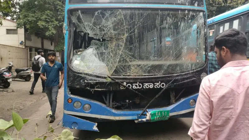 ಪೀಣ್ಯದಲ್ಲಿ ಬಿಎಂಟಿಸಿ ಎಲೆಕ್ಟ್ರಿಕ್ ಬಸ್ ಹೋಟೆಲ್ಗೆ ಡಿಕ್ಕಿ – ಐವರು ಗಾಯ, ಮಗು ಗಂಭೀರ ಪೀಣ್ಯದಲ್ಲಿ ಬಿಎಂಟಿಸಿ ಎಲೆಕ್ಟ್ರಿಕ್ ಬಸ್ ಹೋಟೆಲ್ಗೆ ಡಿಕ್ಕಿ – ಐವರು ಗಾಯ, ಮಗು ಗಂಭೀರ