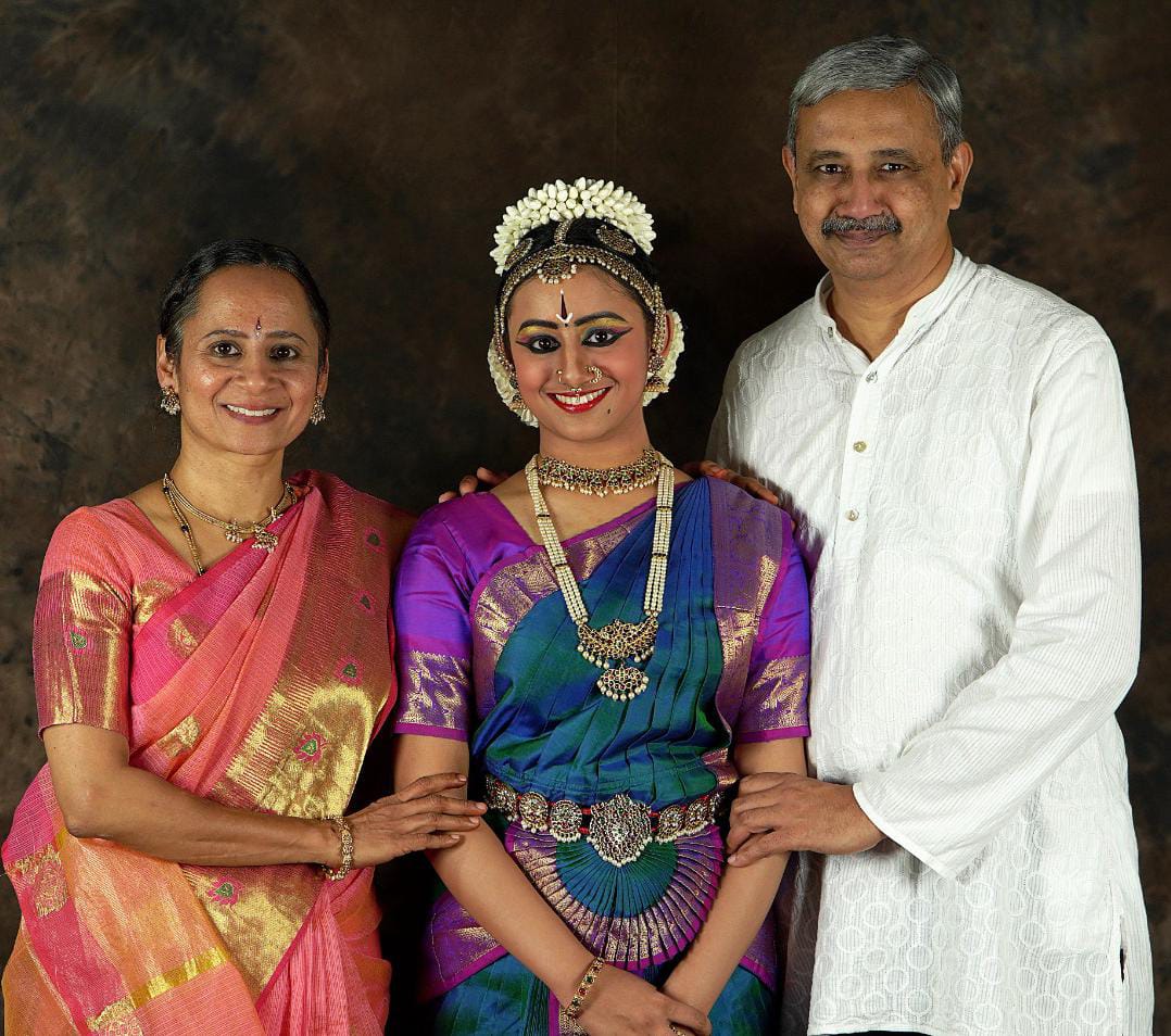 ರಂಗಪ್ರವೇಶಕ್ಕೆ ಅಣಿಯಾಗಿರುವ ಹಂಪಾಪುರದ ಬದರಿನಾಥ್ ಮತ್ತು ಮೈಸೂರು ಸ್ಮಿತಾ  ಪುತ್ರಿ ಅಲ್ಪನಾ.