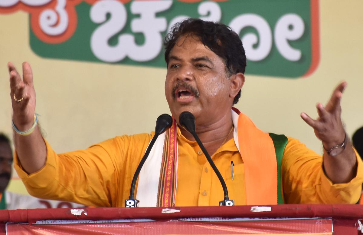 ರಾಜ್ಯ ಸರ್ಕಾರ ಕೂಡಲೇ ಬಾಂಗ್ಲಾ ಹಾಗೂ ಪಾಕ್‌ ಪ್ರಜೆಗಳನ್ನು ಹೊರಕ್ಕೆ ಕಳಿಸಬೇಕು