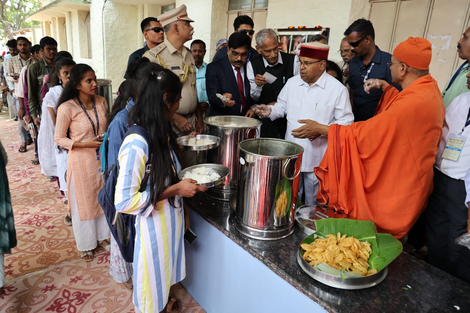 ವಿವಿ ವಿದ್ಯಾರ್ಥಿಗಳಿಗೆ ಬಿಸಿಯೂಟ ಬಡಿಸಿದ ರಾಜ್ಯಪಾಲರು