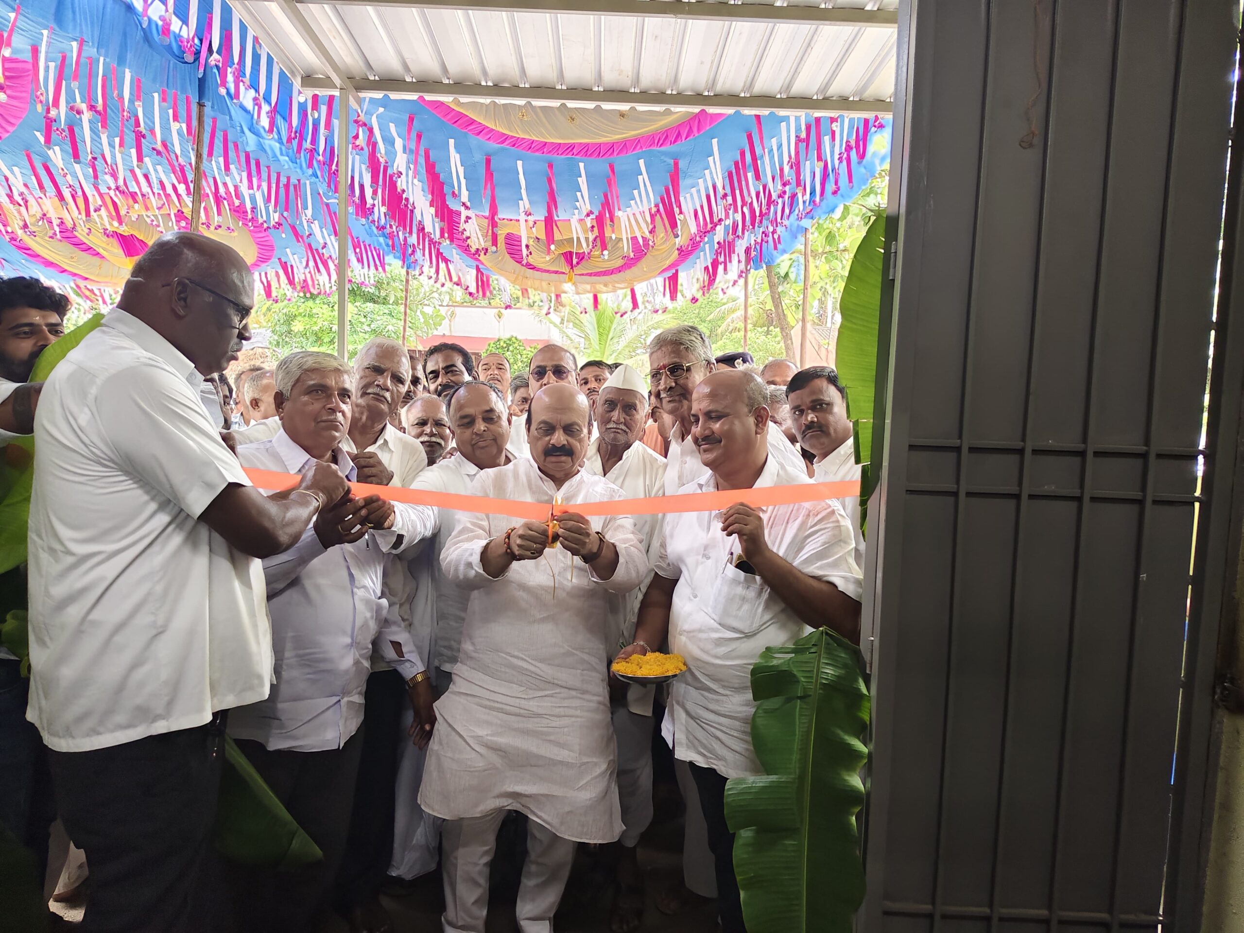 ಹಾವೇರಿ : ಗುಂಡೂರ ಗ್ರಾಮದಲ್ಲಿ ನೂತನ ಸಂಗಮ ಕೋಲ್ಡ್ರಿಂಕ್ಸ ಘಟಕ ಉದ್ಘಾಟಿಸಿದ ಬಸವರಾಜ ಬೊಮ್ಮಾಯಿ