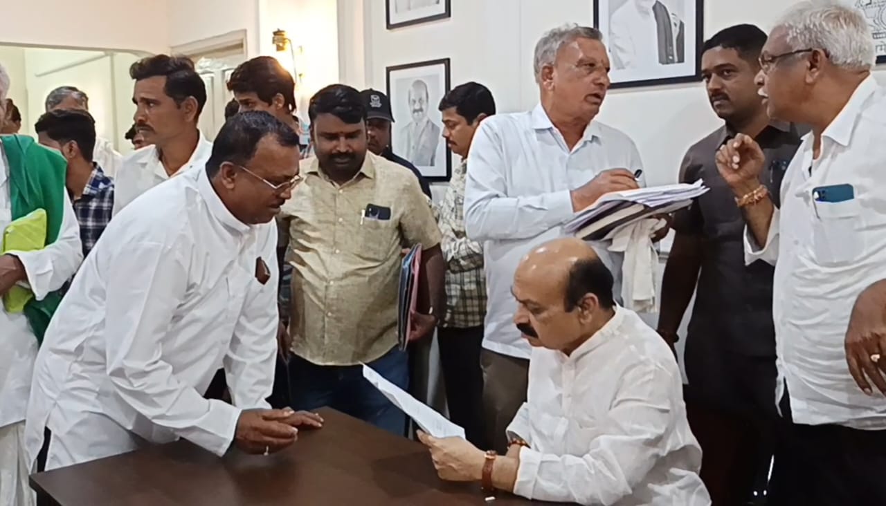 ಸಂಸದರ ಜನಸಂಪರ್ಕ ಕಾರ್ಯಾಲಯದಲ್ಲಿ ಬಸವರಾಜ ಬೊಮ್ಮಾಯಿ
