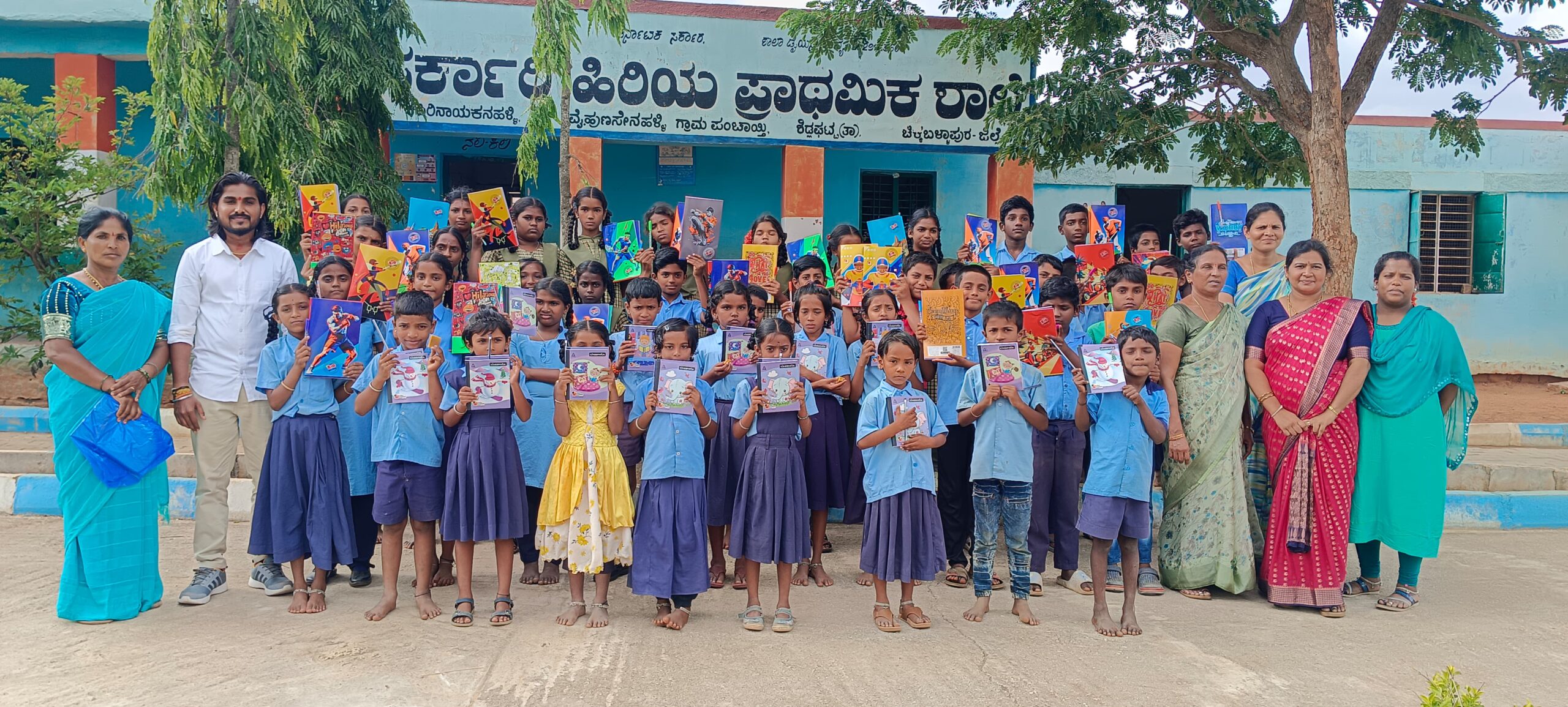 ಮಕ್ಕಳಿಗೆ ಲೇಖನ ಸಾಮಗ್ರಿ ವಿತರಣೆ : ಹಳೆಯ ವಿದ್ಯಾರ್ಥಿ ನಾಗೇಶ್