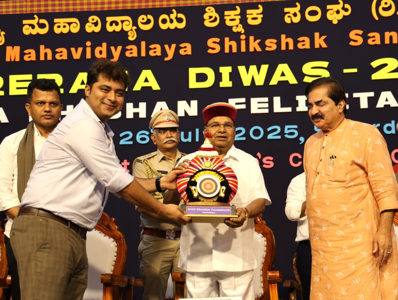 ಶಿಕ್ಷಕರು ರಾಷ್ಟ್ರ ನಿರ್ಮಾಣದ ಶಿಲ್ಪಿಗಳು: ರಾಜ್ಯಪಾಲರು  ರಾಜ್ಯಪಾಲರಿಂದ “ಅಧ್ಯಾಪಕ ಭೂಷಣ ಪ್ರಶಸ್ತಿ ಪ್ರದಾನ” 