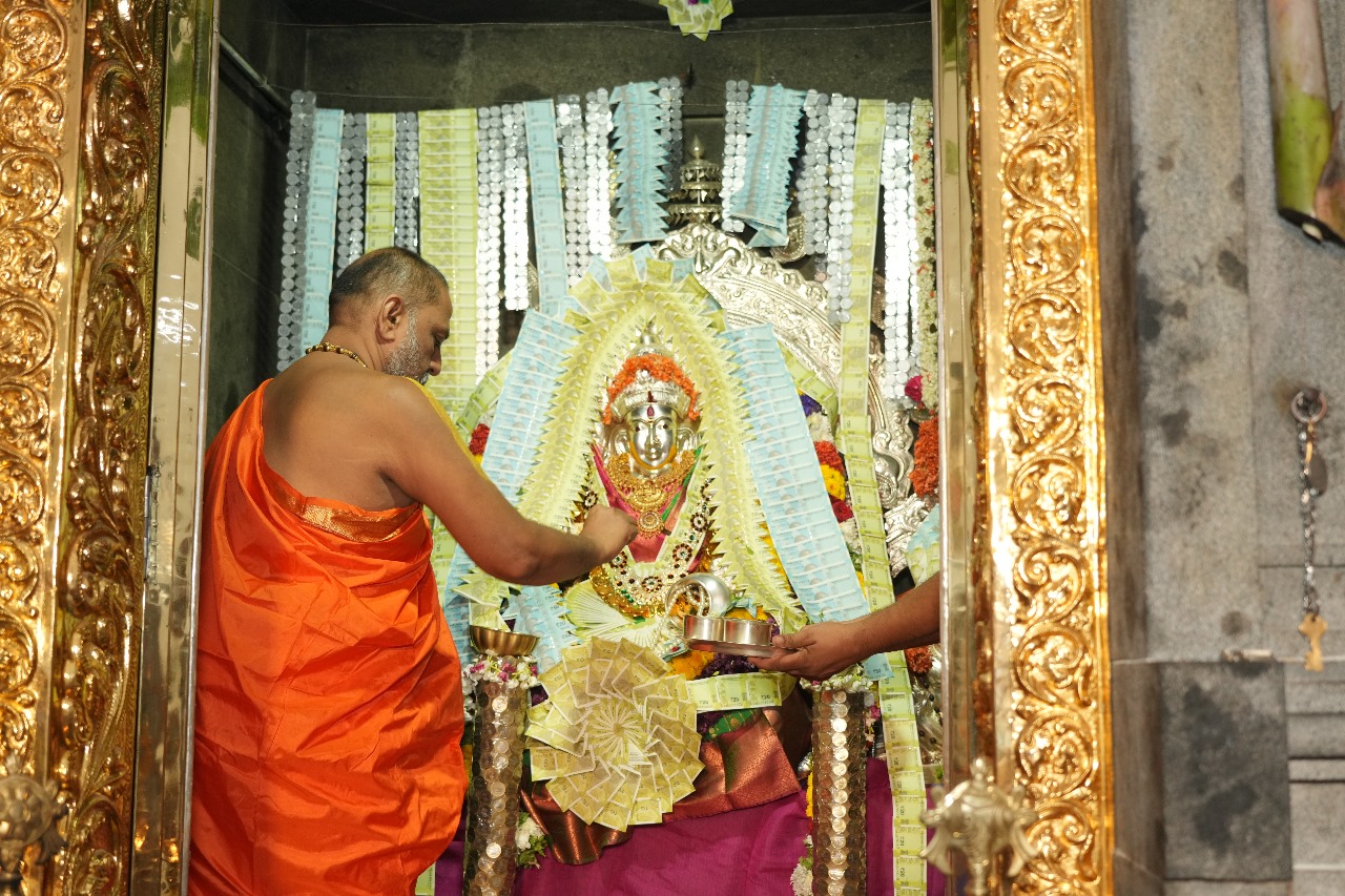 ಮಂತ್ರಾಲಯದ ಗುರು ರಾಘವೇಂದ್ರ ಸ್ವಾಮಿಗಳ ೩೫೪ನೇ ಆರಾಧನಾ ಮಹೋತ್ಸವಕ್ಕೆಧ್ವಜಾರೋಹಣ ನೆರವೇರಿಸುವ ಮೂಲಕ  ಚಾಲನೆ