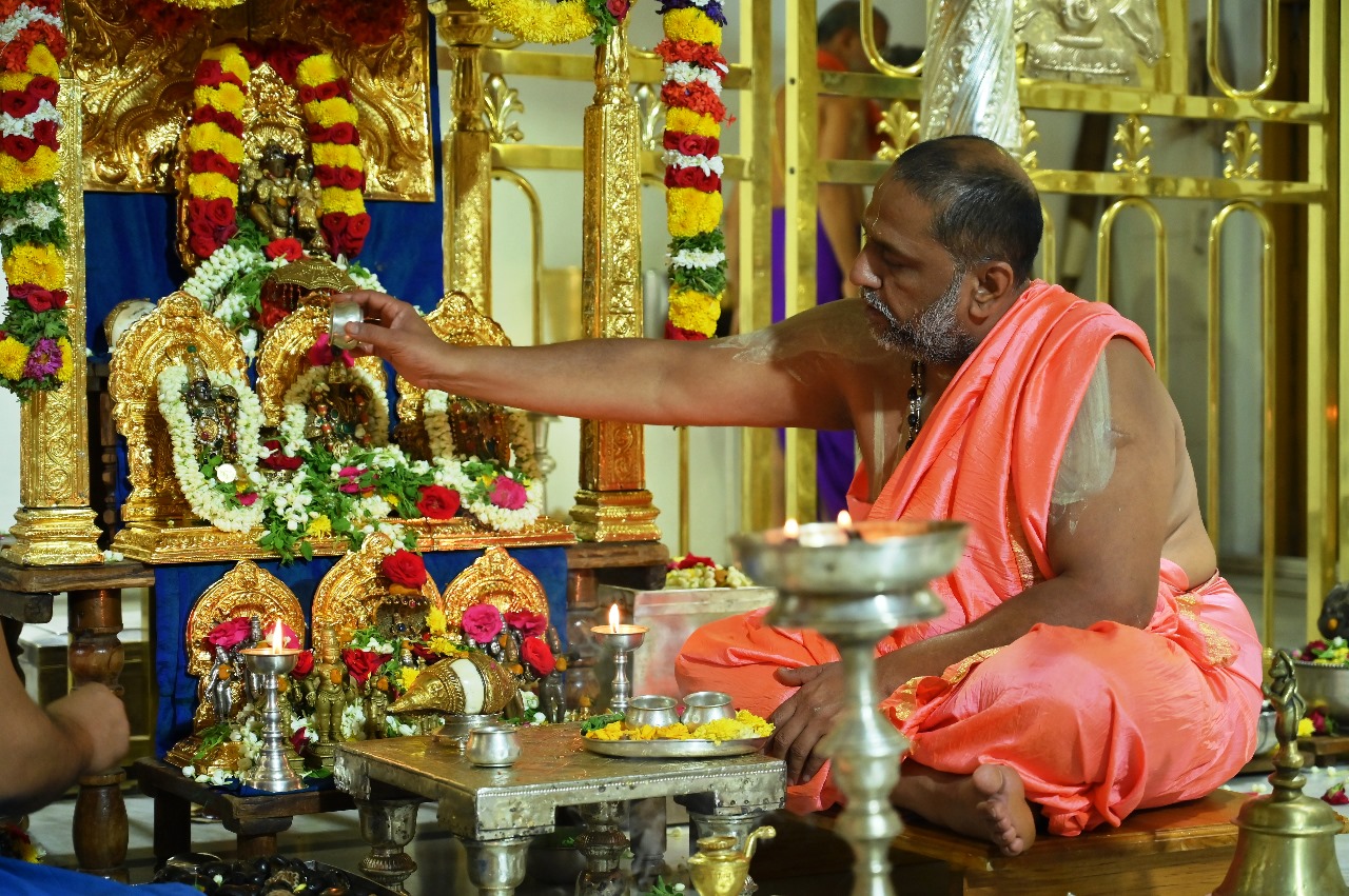 ರಾಘವೇಂದ್ರ ಸ್ವಾಮಿಗಳ ಆರಾಧನೆ: ತಿರುಪತಿ  ಪವಿತ್ರ ಶ್ರೀವಾರಿ ವಸ್ತ್ರ ಪೀಠಾಧಿಪತಿ ಸುಬುಧೇಂದ್ರತೀರ್ಥ ಸ್ವಾಮೀಜಿಗೆ ಅರ್ಪಣೆ