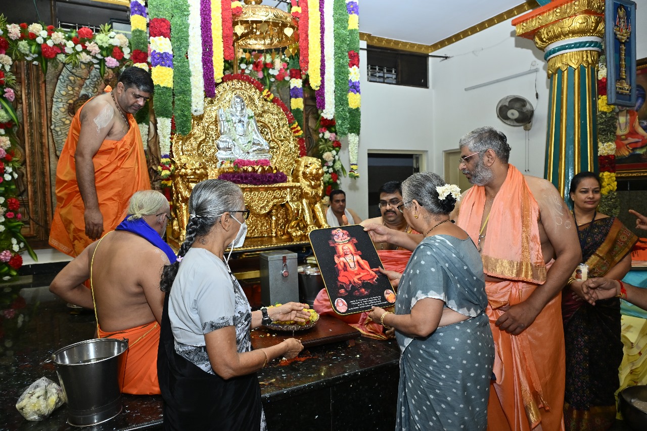 ಗುರುರಾಯರ ಸನ್ನಿಧಿಗೆ ಆಗಮಿಸಿ ರಾಯರ ದರ್ಶನ ಪಡೆದ ಶ್ರೀಮತಿ ಸುಧಾಮೂರ್ತಿಯವರು! ಗುರುರಾಯರ ಸನ್ನಿಧಿಗೆ ಆಗಮಿಸಿ ರಾಯರ ದರ್ಶನ ಪಡೆದ ಶ್ರೀಮತಿ ಸುಧಾಮೂರ್ತಿಯವರು!