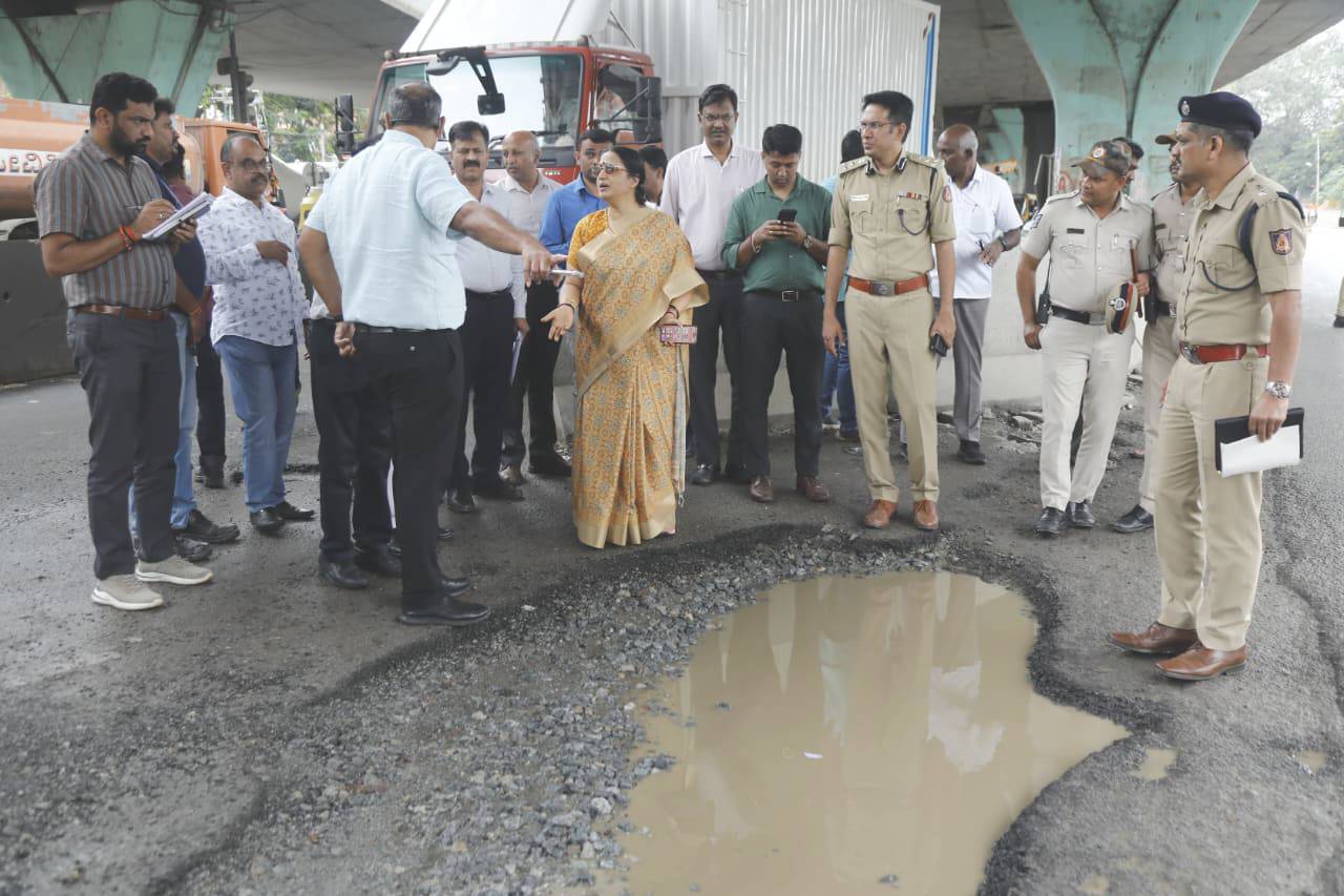 ಮಳೆ ಅನಾಹುತ: ಸರ್ಕಾರದ ಮುಖ್ಯ ಕಾರ್ಯದರ್ಶಿ ರಸ್ತೆಗಿಳಿದು ಪರಿಶೀಲನೆ – ತುರ್ತು ಕ್ರಮಕ್ಕೆ ಸೂಚನೆ ಮಳೆ ಅನಾಹುತ: ಸರ್ಕಾರದ ಮುಖ್ಯ ಕಾರ್ಯದರ್ಶಿ ರಸ್ತೆಗಿಳಿದು ಪರಿಶೀಲನೆ – ತುರ್ತು ಕ್ರಮಕ್ಕೆ ಸೂಚನೆ