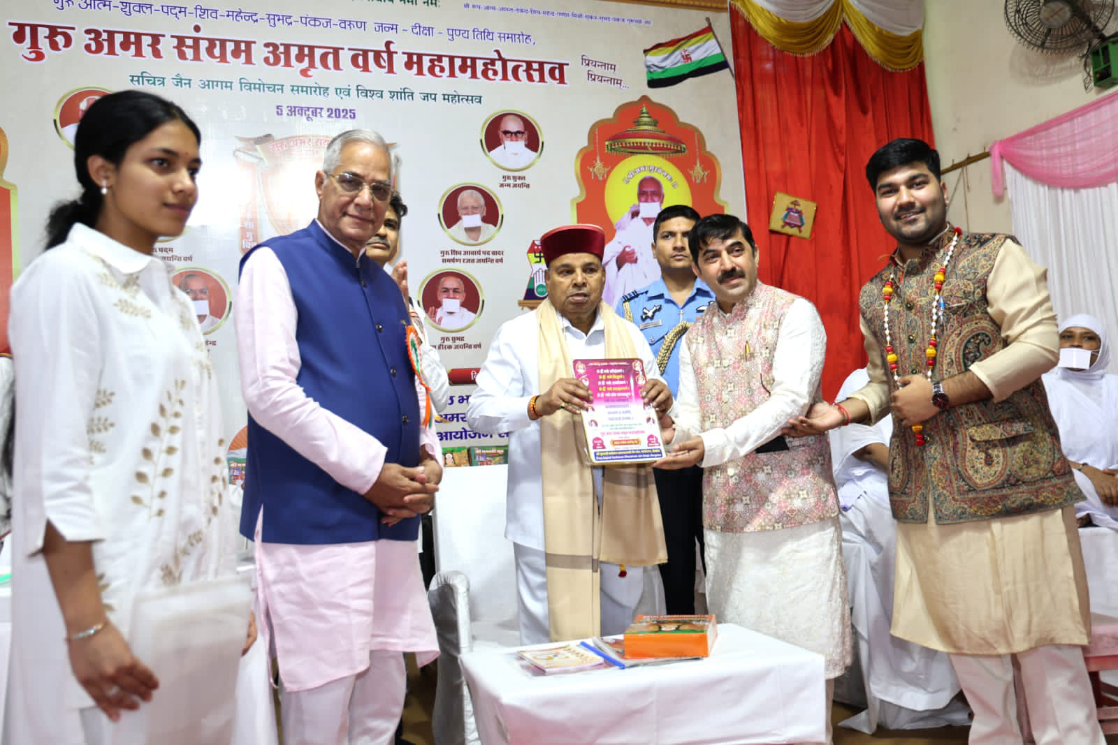 ವಿಶ್ವ ಶಾಂತಿ ಜಪ ಮಹೋತ್ಸವದಲ್ಲಿ ಭಾಗಿಯಾದ ರಾಜ್ಯಪಾಲ ಥಾವರ್ ಚಂದ್ ಗೆಹ್ಲೋಟ್ ವಿಶ್ವ ಶಾಂತಿ ಜಪ ಮಹೋತ್ಸವದಲ್ಲಿ ಭಾಗಿಯಾದ ರಾಜ್ಯಪಾಲ ಥಾವರ್ ಚಂದ್ ಗೆಹ್ಲೋಟ್