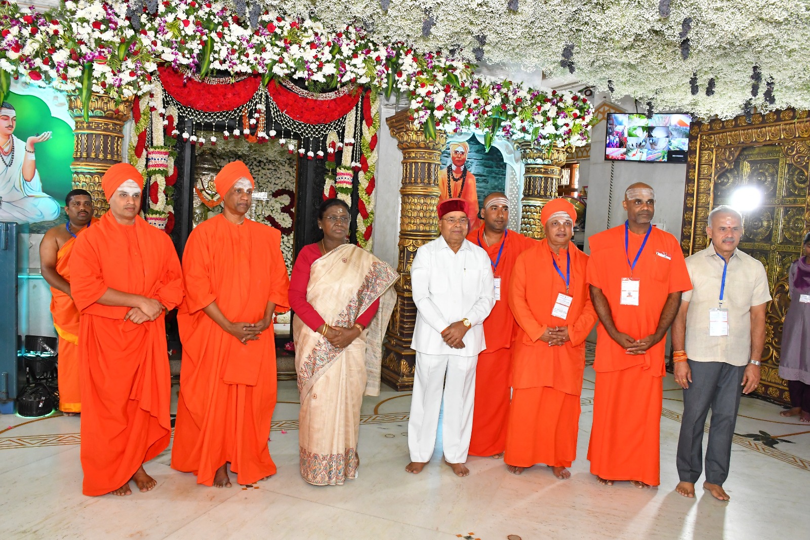 ಡಾ.ಶ್ರೀ.ಶಿವಕುಮಾರ ಸ್ವಾಮೀಜಿ 19ನೇ ಜಯಂತೋತ್ಸವ: ರಾಷ್ಟ್ರಪತಿಗಳೊಂದಿಗೆ ರಾಜ್ಯಪಾಲರು ಭಾಗಿ ಡಾ.ಶ್ರೀ.ಶಿವಕುಮಾರ ಸ್ವಾಮೀಜಿ 19ನೇ ಜಯಂತೋತ್ಸವ: ರಾಷ್ಟ್ರಪತಿಗಳೊಂದಿಗೆ ರಾಜ್ಯಪಾಲರು ಭಾಗಿ